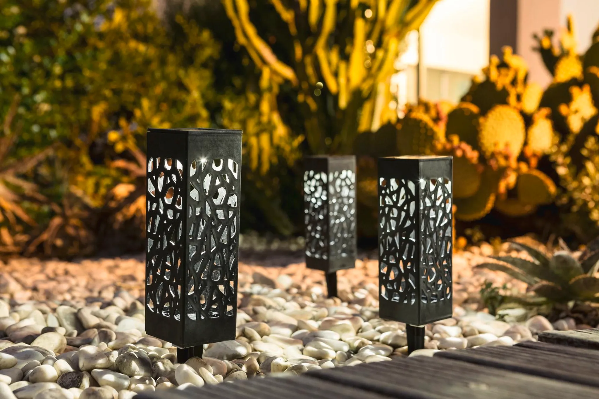 Ambia Garden Solarleuchten Set 3-tlg. – Solar-Wegeleuchten, warmweißes Licht, IP44, 28,5 cm, schwarz